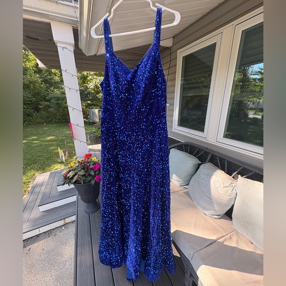 Elegant Blue Sequin Dress - Picture 1 of 4